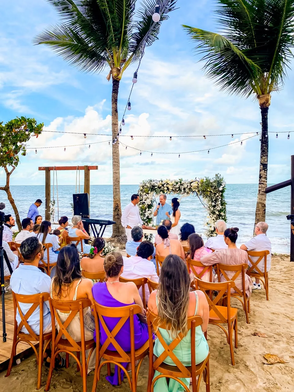 Cerimônia intimista de casamento na praia em Porto Seguro
