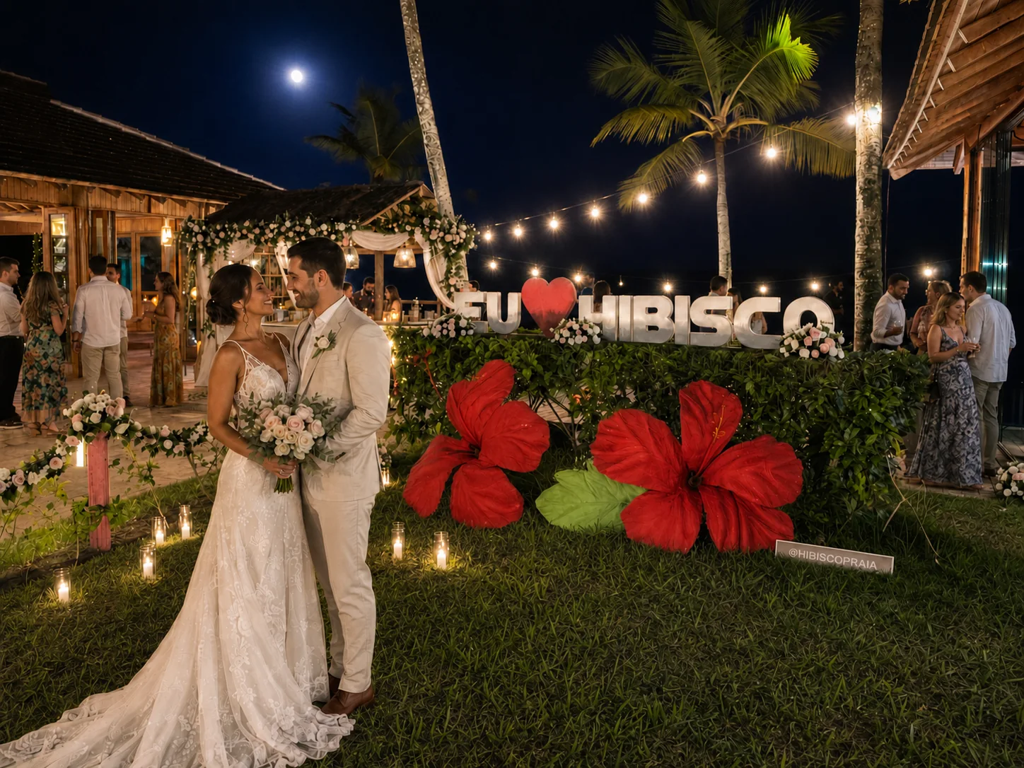 Noivos em celebração noturna no Hibisco Praia