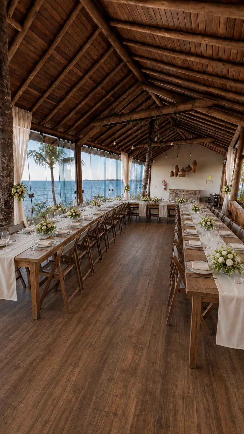 Mesa imperial em salão de casamento com vista para o mar