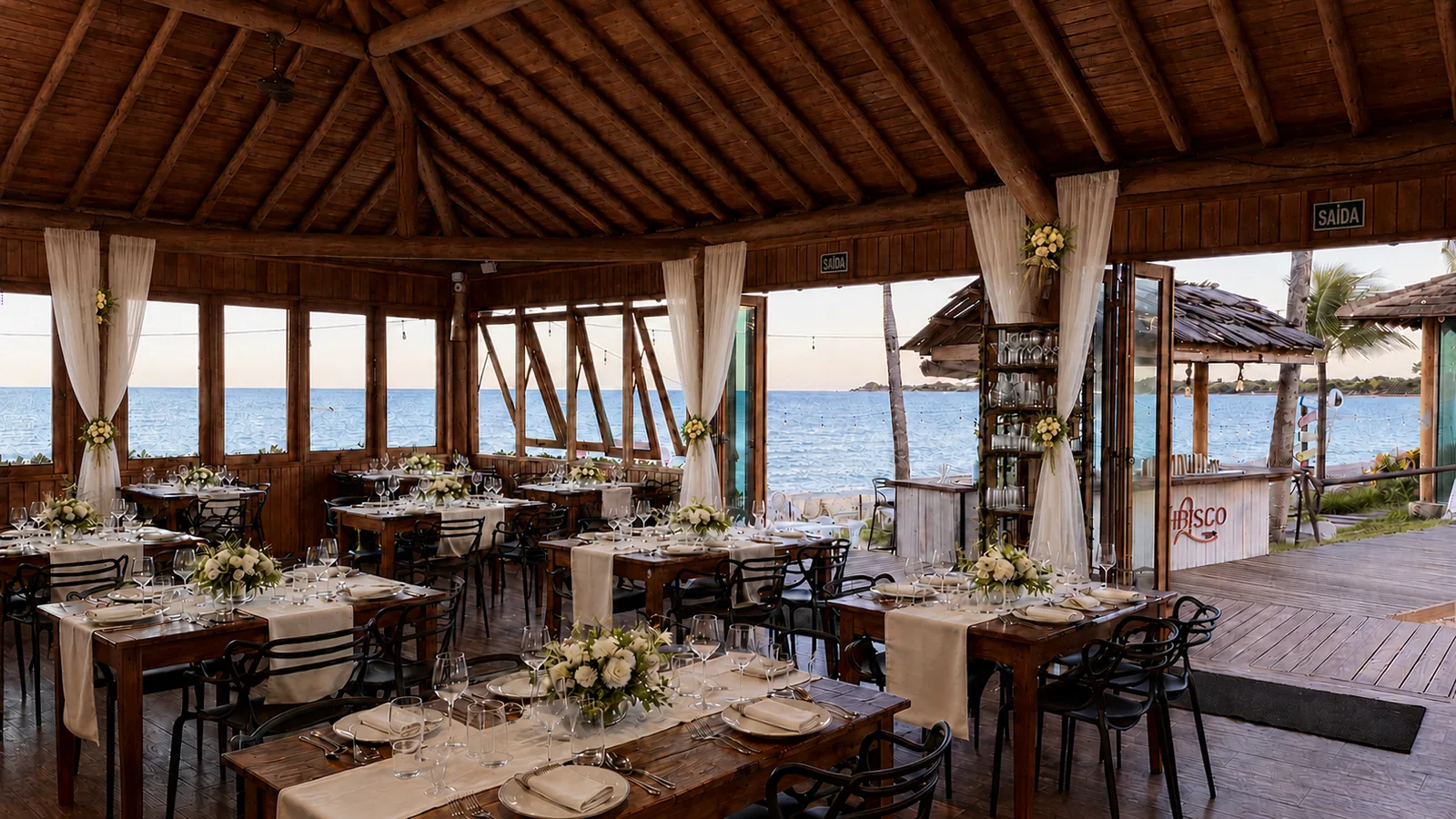 Salão panorâmico para casamento à beira-mar em Porto Seguro