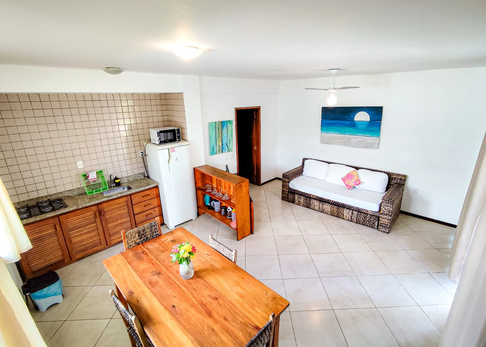 Sala e cozinha equipadas de uma acomodação do Village Mutá