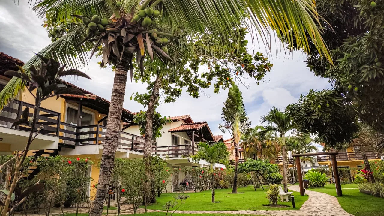 Casas do Village Mutá cercadas por jardins tropicais