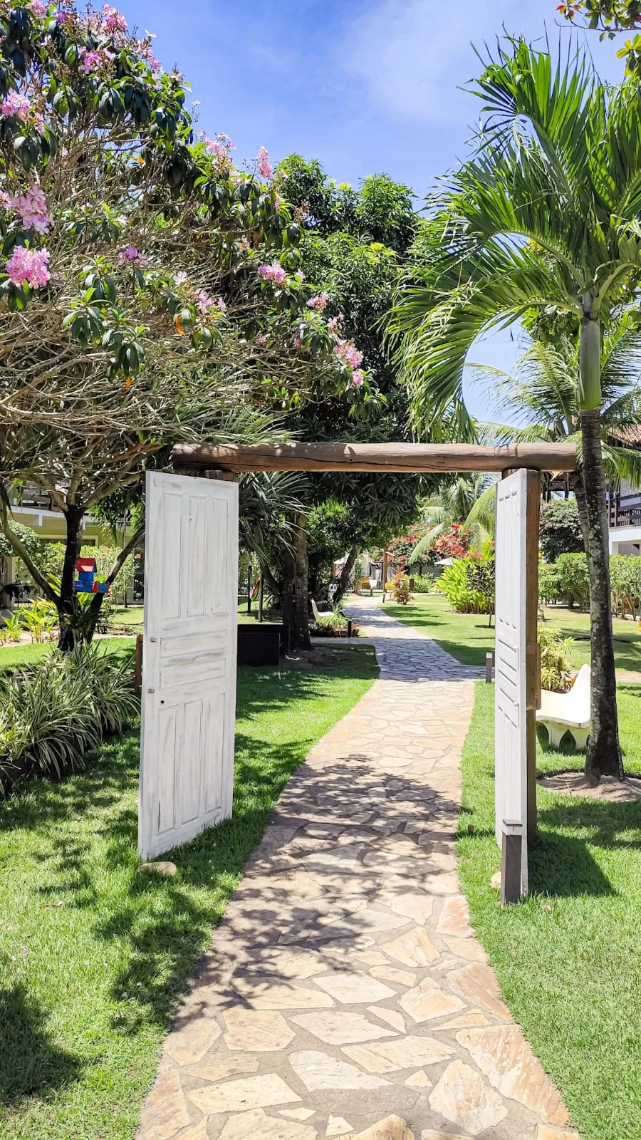 Caminho de entrada pelos jardins tropicais do Village Mutá