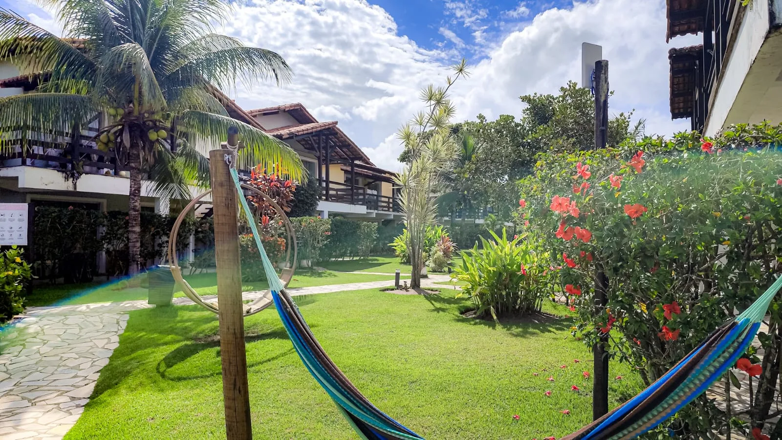 Jardins do Village Mutá com redes entre as acomodações