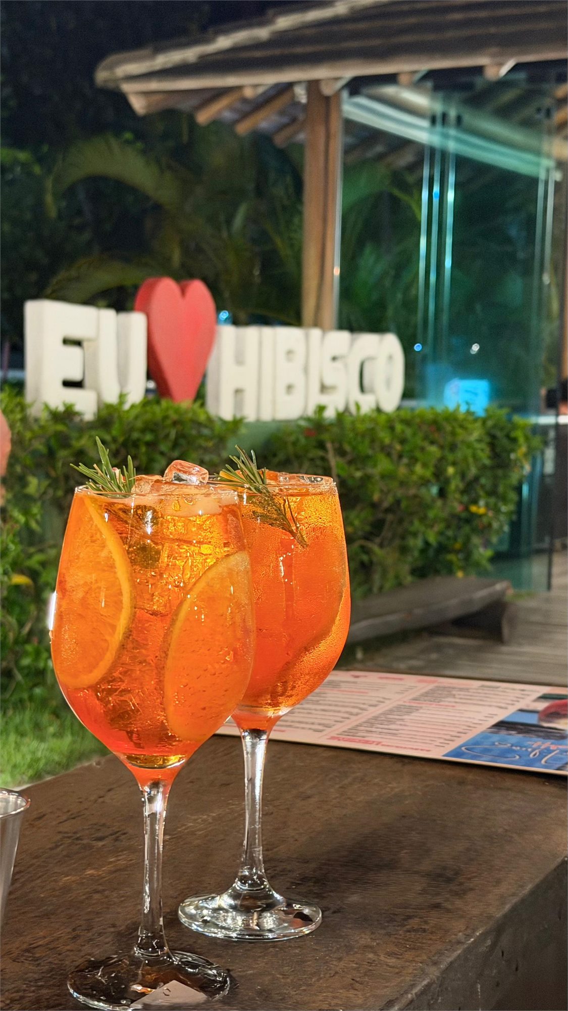 Dois drinks cítricos servidos à noite no Hibisco Praia