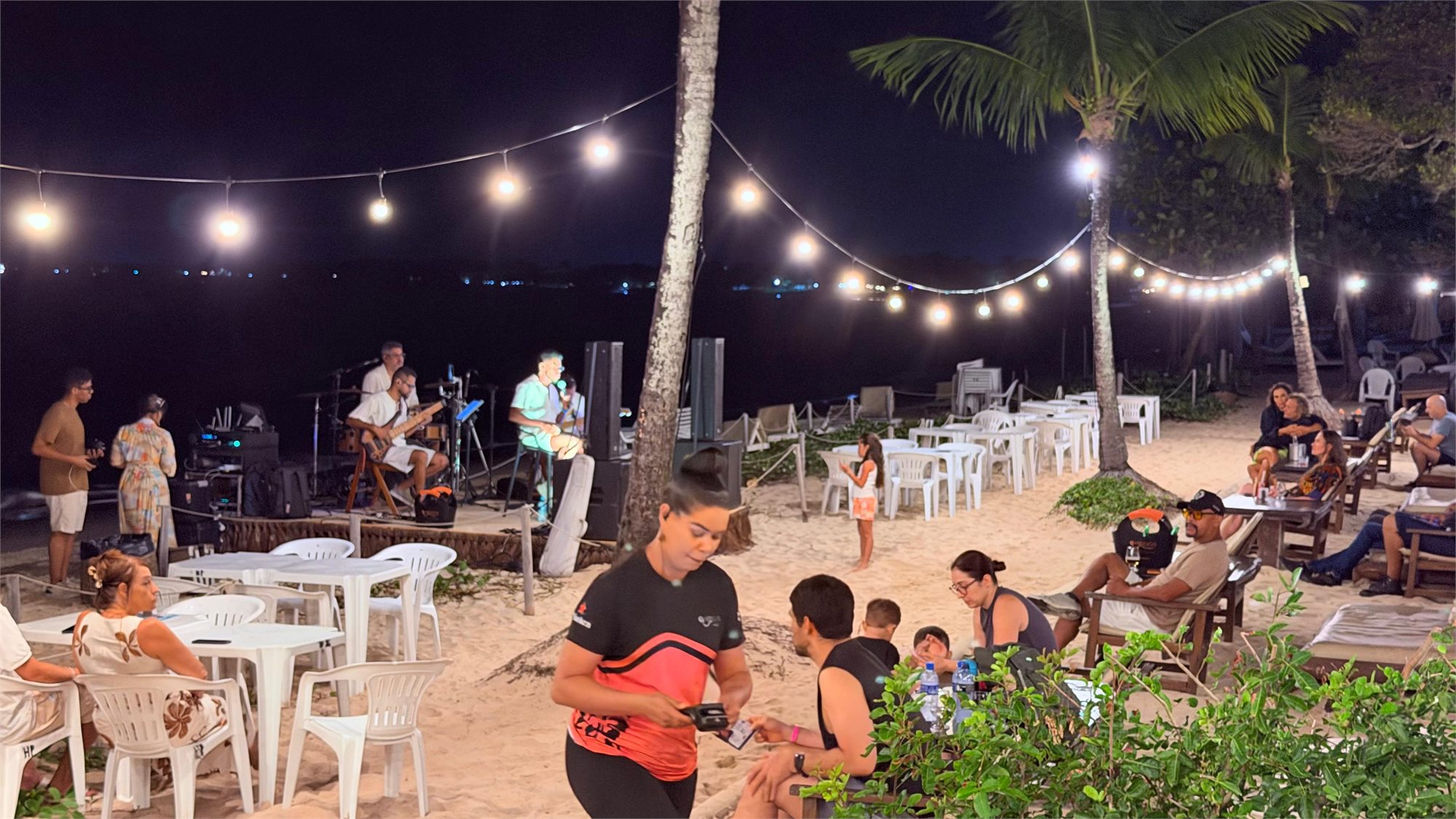 Apresentação de música ao vivo na areia do Hibisco Praia