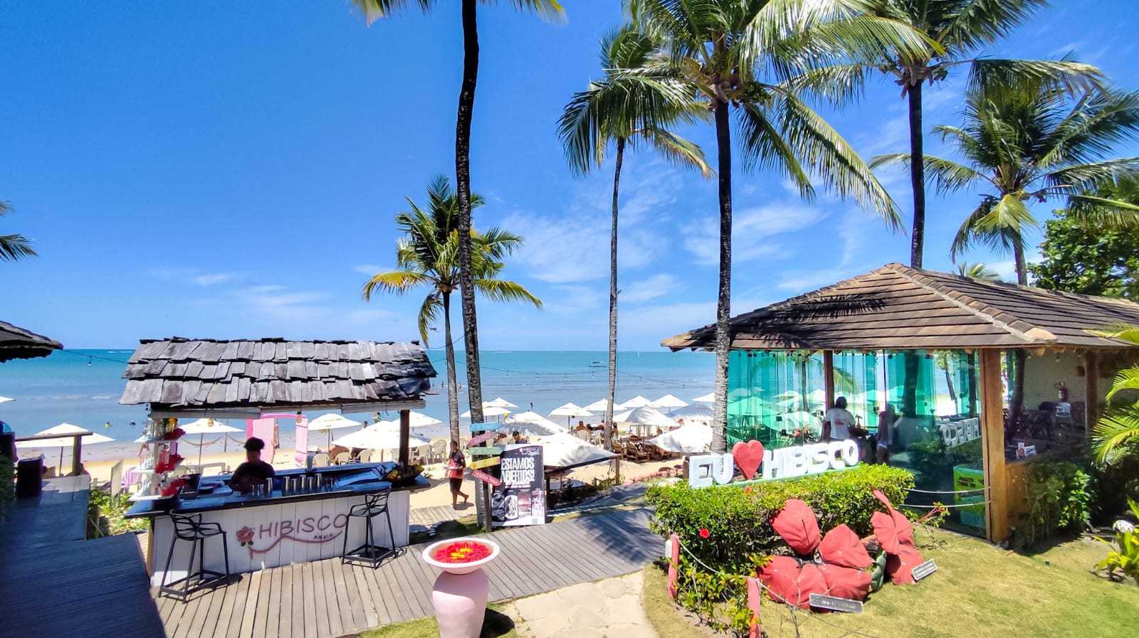 Vista panorâmica do Hibisco Praia com coqueiros e o mar da Praia do Mutá